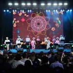 Un spectacle culturel traditionnel vietnamien présenté par des artistes dans le cadre du programme d'échange culturel. Photo : VNA