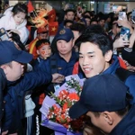 Le joueur Dinh Bac est accueilli à l'aéroport international de Noi Bai par des supporters. Photo : Minh Quyet - VNA