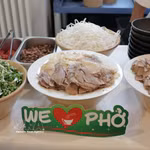 Lors de l’événement, les invités peuvent déguster des pho au bœuf et au poulet préparés selon les traditions vietnamiennes. Photo: VNA
