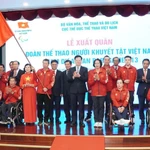 Le vice-Premier ministre Mai Van Chinh, des représentants des ministères, départements et agences du gouvernement et de Hô Chi Minh-Ville, ainsi que des sportifs lors de la cérémonie de départ. Photo : VNA