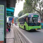 Dès le 1er avril, Hanoï déploie dix nouvelles lignes de bus électriques. Photo: VNA