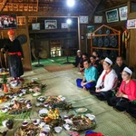 Cérémonie de culte du dieu de la cuisine chez les Muong. Photo : VNA