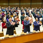 Le secrétaire général Tô Lâm, et d'autres dirigeants et anciens dirigeants du Parti et de l'État, assistent à la cérémonie de clôture de la 10ᵉ session. Photo : VNA.