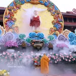 Le vénérable Thich Tri Quang, patriarche suprême du Sangha bouddhiste du Vietnam, offre de l'encens devant la statue du Bouddha. Photo : VNA