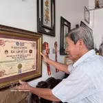 En 2026, VietKings décerne à Tran Huu Hue un record pour leur collection de timbres vietnamiens et étrangers. Photo: VNA