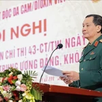 Le général de brigade Do Hong Lam, vice-président permanent de la VAVA, présente le le bilan décennal de la mise en œuvre de la Directive 43-CT/TW. Photo: VNA