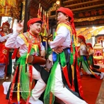 Fête du village de Trieu Khuc : l'éclat de la danse ancestrale des hommes travestis