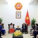 Le vice-Premier ministre Tran Hong Ha reçoit Ramla Khalidi, représentante résidente du Programme des Nations unies pour le développement (PNUD), et Angela Pratt, représentante de l’Organisation mondiale de la santé (OMS) au Vietnam. Photo: VNA