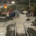 Un tronçon de voie ferrée est inondée dans la zone traversant la commune de Nam Cam Ranh, à Khanh Hoa. Photo : VNA 