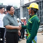 Le Premier ministre Pham Minh Chinh rencontre des ouvriers sur le chantier de l'aéroport international de Phu Quoc. Photo : VNA