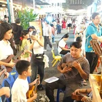 De nombreux visiteurs assistent à la Fête du livre et de la culture nocturne. Photo: nhandan.vn