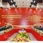 Entretien entre général d’armée Phan Van Giang, ministre de la Défense du Vietnam, et son homologue chinois, le général de corps d'armée Dong Jun. Photo: VNA