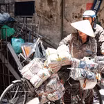 Malgré la chaleur, les opérations de chargement et de déchargement des marchandises se sont poursuivies. Photo : VNA