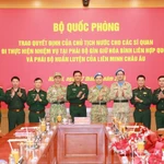 Cérémonie de remise des décisions du président de la République et du ministre de la Défense à deux officiers vietnamiens. Photo : VNA