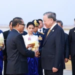 Cérémonie d'accueil du secrétaire général du Parti To Lam et de la délégation de haut niveau à l'aéroport international de Techo. Photo : VNA