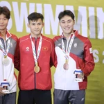 Le nageur Pham Thanh Bao (au milieu) remporte la médaille d'or du 200 m brasse messieurs. Photo : VNA