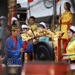 Un rituel de prière pour une bonne récolte lors du festival Khai Ha. Photo : VNA