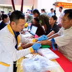 Le personnel médical prélève des échantillons d'ADN auprès des familles de soldats tombés au combat dans la commune de Yen Lac, province de Phu Tho. Photo : VNA