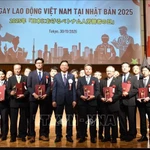 Remise des lettres de félicitations à 17 entreprises d'accueil exemplaires. Photo: VNA