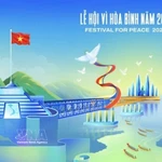 Au cœur de cette conception graphique figure une colombe, symbole universel de la paix, tenant dans son bec un épi de riz et accompagnée de trois rubans de soie multicolores. Photo: VNA