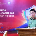 Le colonel Pham Kim Dinh s'exprime à la conférence de presse. Photo: VNA