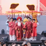 La parade de “Việt phục” rassemble près de 800 participants, ofrant au public une reconstitution vivante, riche en couleurs et profondément imprégnée de l’identité culturelle des noces vietnamiennes d’autrefois. Photo: VNA