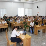 Le procès fictif permet d'informer 200 pêcheurs locaux sur les enjeux de la lutte contre la pêche illicite, non déclarée et non réglementée (INN). Photo: VNA