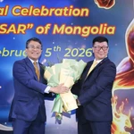 Le vice-ministre permanent des Affaires étrangères, Nguyen Minh Vu (gauche), offre un bouquet des fleurs à l'ambassadeur de Mongolie au Vietnam, Jigjee Sereejav. Photo : ministère des Affaires étrangères