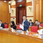 Tran Cam Tu, membre du Bureau politique, permanent du Secrétariat, s'exprime à la séance de travail avec la Permanence du Comité du Parti du ministère de la Culture, des Sports et du Tourisme. Photo : VNA