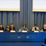 L'ambassadeur Vu Le Thai Hoang (deuxième, à gauche) félicite la Mongolie pour son adhésion à l'Amendement à la CPPNM en 2025. Photo : VNA