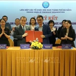 Cérémonie de signature d'un protocole d'accord de coopération. Photo: VNA