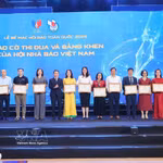 Remise des drapeaux d'émulation et des satisfecit de l'Association des journalistes vietnamiens. Photo: VNA