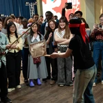 Des jeunes indiens, indonésien et russes découvrent des jeux populaires vietnamiens. Photo : VNA 