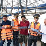 Campagne de sensibilisation contre la pêche illicite, non déclarée et non réglementée (INN) destinée aux armateurs et aux propriétaires de navires de pêche hauturière au port de pêche d'An Hoa, à Da Nang. Photo : VNA