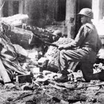 Le soldat Tran Thanh brandit une bombe à trois pointes, prêt à détruire les chars d'ennemis dans les rues d'Hanoï le 23 décembre 1946 – au début de la guerre de résistance nationale. Photo : Archives 