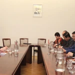 Séance de travail entre la délégation de la Commission centrale des affaires intérieures du Parti et des représentants du ministère tchèque de la Justice. Photo: VNA