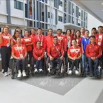 Les responsables du ministère de la Culture, des Sports et du Tourisme visitent les sportifs vietnamiens. Photo: VNA