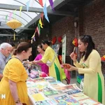 Des amis belges achètent des produits artisanaux pour collecter des fonds en faveur des enfants défavorisés au Vietnam. Photo: VNA