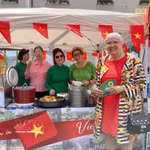 Mme Claudia Roth, députée au Bundestag, visite le stand vietnamien. Photo : VNA