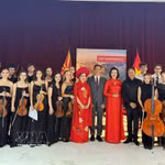 L'ambassadrice du Vietnam en Bulgarie et en Macédoine du Nord, Nguyen Thi Minh Nguyet (6e, droite) et des membres de l'orchestre. Photo: VNA