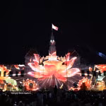 La fleur de lotus, symbole de la beauté et de l'identité culturelle vietnamiennes, est recréée en 3D sur la façade du siège du Comité populaire de Hô Chi Minh-Ville lors de la soirée d'inauguration. Photo : VNA