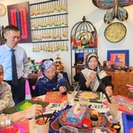 Des étudiants de l'Université nationale de Brunei Darussalam à un atelier de décoration avec des motifs traditionnels vietnamiens et brunéiens. Photo : VNA