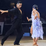 Performance de Phan Hien et Thu Huong en samba. Photo : nhandan.vn