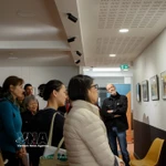 Des visiteurs contemplent les photos exposées. Photo: VNA