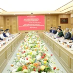 Séance entre l’ambassadeur de Belgique au Vietnam, Karl Van Den Bossche, et les autorités de la province de Hung Yen. Photo: VNA