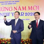 Tran Luu Quang (à gauche), membre du Bureau politique et secrétaire du Comité du Parti de Hô Chi Minh-Ville, à la rencontre. Photo : VNA