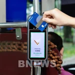 Les usagers pourront désormais utiliser leur carte ATM domestique NAPAS sans contact, émise par 28 banques, pour régler leurs trajets en la présentant simplement aux dispositifs installés dans les véhicules. Photo: VNA