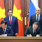 Les Premiers ministres vietnamien Pham Minh Chinh (gauche, 2e ligne) et russe Mikhaïl Michoustine (droite, 2e ligne) assistent à la signature de l'accord de coopération pour la construction d'une centrale nucléaire au Vietnam. Photo : VNA