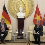 L’ambassadeur du Vietnam en Allemagne, Nguyen Dac Thanh (droite), et le président du Parti communiste allemand (DKP), Patrik Köbele. Photo: VNA