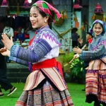 Le membre du Bureau politique Nguyên Duy Ngoc, secrétaire du Comité du Parti de Hanoi, remet des cadeaux du Têt aux bénéficiaires de politiques sociales. Photo: VNA